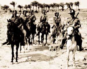 Squadra di zaptié libici a cavallo al comando di un sottufficiale italiano, che indossa l'uniforme prevista dalla circolare n. 384 del 7 giugno 1928.