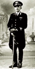 Sottotenente in uniforme ordinaria di cordellino nero (1934).