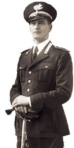 Maresciallo a cavallo nell'uniforme introdotta dalla Riforma Baistrocchi, caratterizzata dalla giubba a collo aperto e dal berretto piatto.