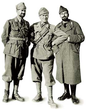 Tre carabinieri al fronte con l'uniforme di guerra adottata per il Regio Esercito il 5 giugno 1940.