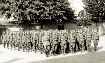 Un reparto di carabinieri schierato, destinato al fronte.