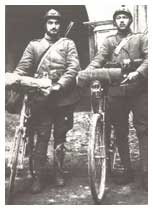 Carabinieri ciclisti in uniforme di guerra (1915 - 1918). Notare il differente modello di velocipede.