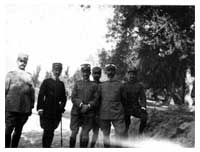 Il capitano Giuseppe Borgna, con il Capo di Stato Maggiore del XVI Corpo d'Armata, Emilio Guglielmotti, il tenente Umberto Russo e con il sottotenente dei Bersaglieri Scirocco.