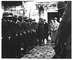 Gerusalemme, 10 marzo 1921: il governatore inglese della Palestina, Sir Herbert Samuel, saluta i Carabinieri al momento del loro rientro in  patria.