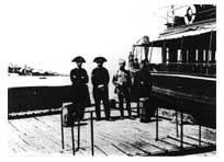 1923: due carabinieri in servizio con due gendarmi turchi. Alle loro spalle il mar di Marmara.