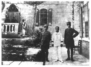 Militari dell'Arma in servizio al consolato italiano in Palestina. In primo piano: il Regio console tra il capitano Giuseppe Micheletta Tità e il tenente Alberto Faedda.