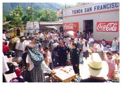 Carabinieri nella missione Minigua in uno dei vivaci e coloriti mercati guatemaltechi.