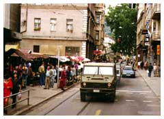 Un blindato dell'Arma attraversa la città di Sarajevo: la zona è quella del mercato. 