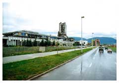 Sarajevo, 1996: i militari dell'Italfor-Ifor percorrono una strada di grande scorrimento. In lontananza, quel che resta del Palazzo della Radio. Distrutto durante la guerra civile, è divenuto oggi monumento nazionale.