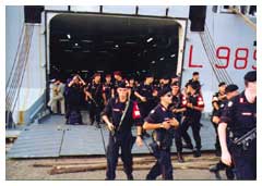 alla nave ''San Marco'' sbarca il contingente MSU nel porto croato di Ploce: è il 2 agosto 1998.