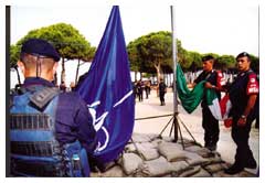 Durazzo, 1999: Nel campo italiano i Carabinieri dell'SMU-AFOR eseguono l'alzabandiera. Insieme al tricolore viene issato il vessillo della NATO.