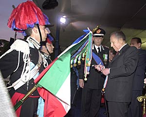 Il Presidente della Repubblica Carlo Azeglio Ciampi premia la Bandiera dell'Arma dei Carabinieri