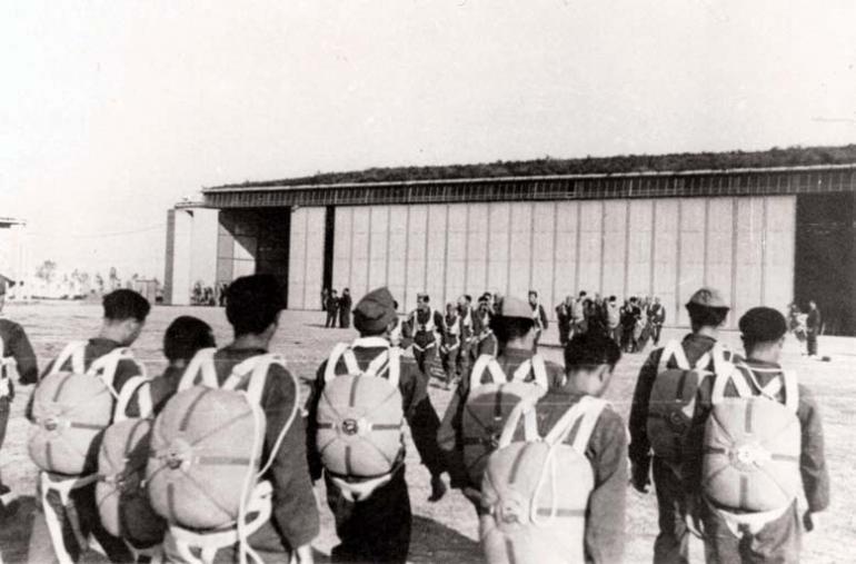 Carabinieri paracadutisti nei pressi di un hangar in attesa delle operazioni di lancio (circa 1941)