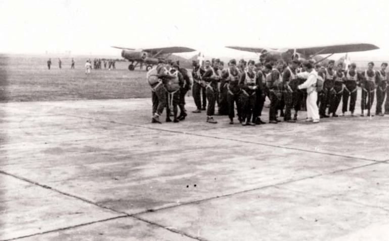 Carabinieri paracadutisti nei pressi di un velivolo (probabilmente un Caproni Ca.133) in attesa delle operazioni di lancio (circa 1941)