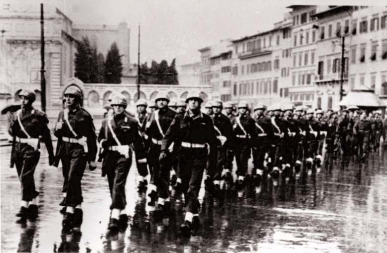 La 314a Sezione CC a Santa Croce durante una cerimonia. Firenze - maggio 1946