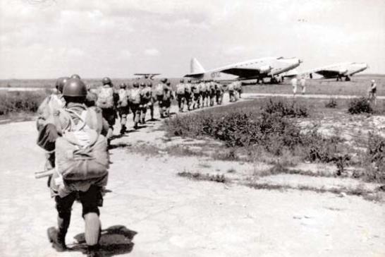 Viterbo, 1953 lancio tattico di carabinieri paracadutisti. Il velivolo in attesa di imbarcare il personale è un Savoia Marchetti SM82 in uso al Sovrano Militare Ordine di Malta