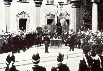 Al palazzo municipale di Torino il Duca d'Aosta conferisce al maresciallo Gasco il 'premio di carattere'.