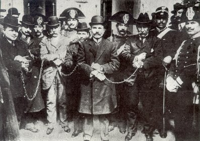 I maggiori imputati del processo Cuocolo in una cartolina illustrata messa in commercio a Viterbo nella primavera del 1911.