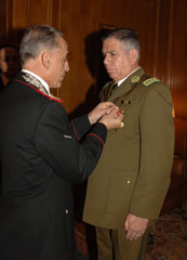 Il Gen. Siazzu conferisce la 'Croce d'Oro al Merito dell'Arma dei Carabinieri' al Dir.Gen.Bernales Ramirez