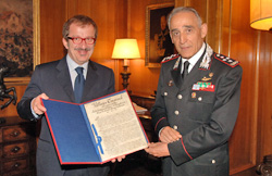 Il Comandante Generale Gianfrancesco Siazzu consegna le Regie Patenti al Ministro dell'Interno Onorevole Roberto Maroni