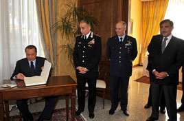 Il Presidente del Consiglio On. Silvio Berlusconi firma il registro d'onore