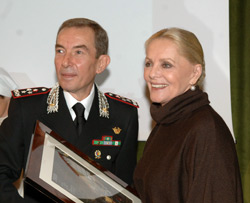 L'attrice Virna Lisi riceve dal Generale Leonardo Gallitelli una cornice personalizzata raffigurante la tavola della copertina del calendario 2010