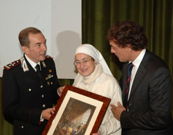 Suor Noemi riceve dal Generale Leonardo Gallitelli una cornice personalizzata raffigurante la tavola della copertina del calendario 2010