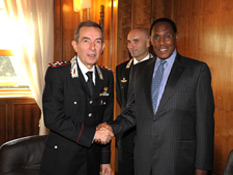 Il Comandante Generale Lonardo Gallitelli ed il Ministro George Saitoti 