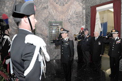 Il Comandante Generale dell'Arma Leonardo Gallitelli depone una corona di alloro al Sacrario del Museo Storico