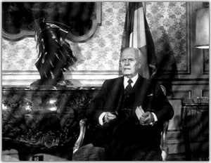 Il presidente Sandro Pertini all'epoca del suo incarico. Alle sue spalle si può notare una copia in bronzo de 'La Pattuglia dei Carabinieri nella tormenta'