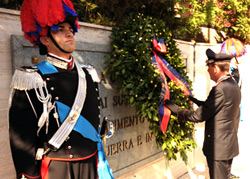 Il Comandante Generale depone una corona d'alloro in memoria dei caduti