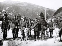 Carabinieri ciclisti scortano prigionieri austro ungarici