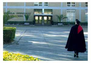 Ufficiale di picchetto nel cortile antistante l'ingresso della Scuola Ufficiali di Roma