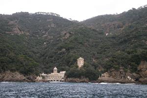 13 L&#39;Abbazia di San Fruttuoso di Capodimonte  occupa dal Medioevo  il centro dell&#39;omonima baia.(FOTO SILVIA OLIVARI) R