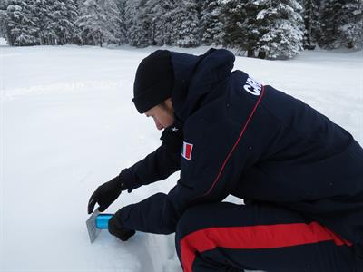 FOTO E - Osservatore Meteomont impegnato nel prelevamento di un campione di neve per la verifica della densità del manto nevoso