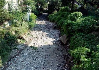 Il torrente Lura in secca, Lombardia.