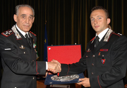 Il Comandante Generale Gianfrancesco Siazzu premia il capo corso
