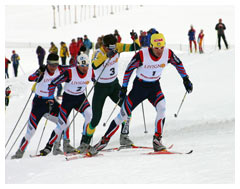 Atleti dell'Arma impegnati in una gara di sci di fondo