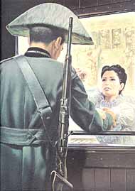 Carabiniere in uniforme grigio verde saluta una donna dal finistrino del treno.