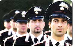 Immagine raffigurante uno schieramento di carabinieri in uniforme ordinaria
