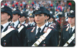Immagine raffigurante uno schieramento di donne Allievi Maresciallo dei Carabinieri