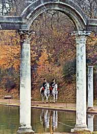 Carabinieri a cavallo a Villa Adriana a Tivoli (Roma)