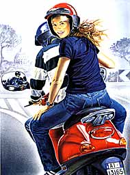 Una ragazza indossando il casco seduta sul sellino posteriore di un motociclo si volta ad osservare un Carabiniere motociclista