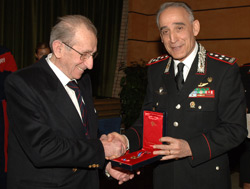 Il Generale Siazzu consegna al Col. D'Inzeo la Croce d'Oro al Merito dell'Arma dei Carabinieri 