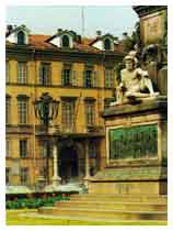 Austero palazzo vittoriano di Piazza Carlina, a Torino. E' l'edificio in cui nacque il 14 luglio 1814 il "Corpo dei Carabinieri".