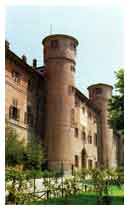 Castello di Moncalieri, attuale sede del 1° Battaglione Carabinieri "Piemonte". Il Castello dal 1928 ha avuto utilizzazioni diverse, fino all'attuale destinazione quale caserma dell'Arma, avvenuta nel 1945.