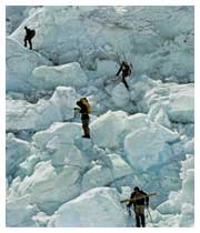 Spedizione Everest 1973: una fase ricognitiva del 'Ice Fall', considerato il passaggio più difficile ed impegnativo della catena dell'Everest.