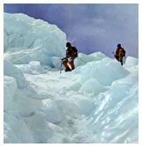 L'apocalittico ostacolo del 'Ice Fall', propaggine del ghiacciaio Kumbu, il cui aslittamento è calcolato in un metro al giorno
