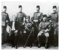 Ufficiali dei Carabinieri addetti all'organizzazione della Gendarmeria macedone, di cui vestivano l'uniforme.