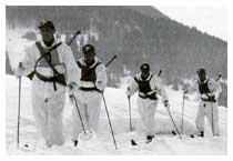 Carabinieri sciatori; in tuta mimetica da neve durante una gara combinata degli anni '60. 